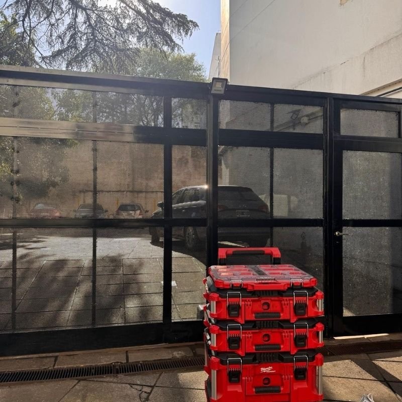 Está deformado por el óxido — Reparación de perfiles en panel de portón corredizo. Sustitución de perfiles corroídos por óxido con caño estructural nuevo para reforzar la estructura del portón. Trabajo realizado por HERREELEC.